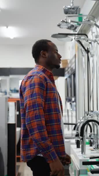 非洲男人在水暖店选择浴室淋浴搅拌器 — 图库视频影像