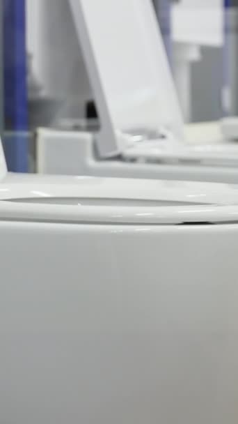 在水暖店出售的排排厕所 — 图库视频影像