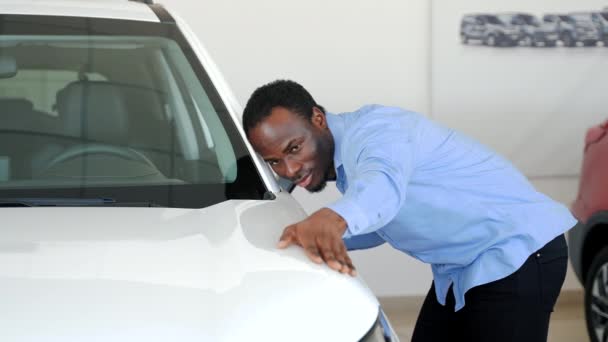 Yakışıklı Siyah Adam Yeni Arabasını Okşuyor Gülümsüyor — Stok video