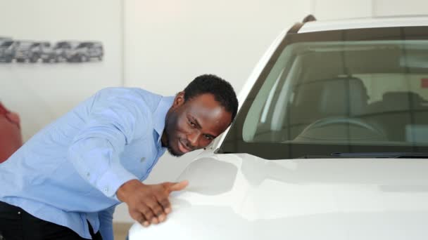 男性は購入する前に新しい車を調べます — ストック動画