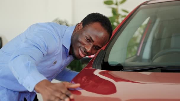 Afroamerykanin Kupuje Nowy Samochód Salonie Samochodowym — Wideo stockowe