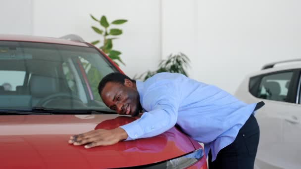 Africký Američan Kupuje Nové Auto Prodejně Aut — Stock video