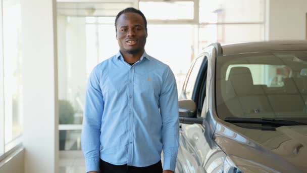 Africký Američan Kupuje Nové Auto Prodejně Aut — Stock video
