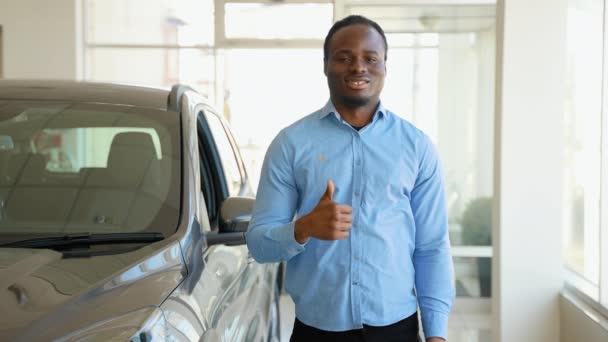 Африканський Американець Купує Нову Машину Автосалоні — стокове відео