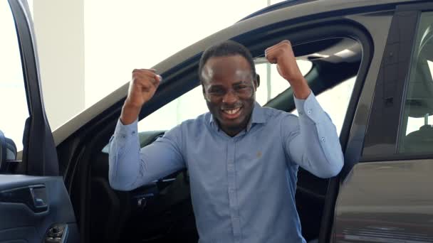 Omul Afro American Cumpără Mașină Nouă Într Dealer Auto — Videoclip de stoc