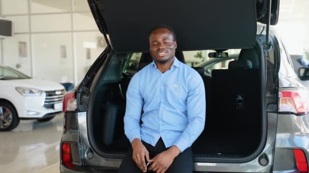 Afro Amerikalı Bir Adam Araba Galerisinden Yeni Bir Araba Alıyor — Stok video