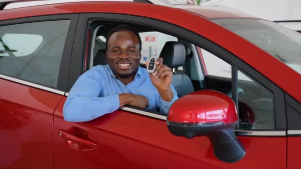アフリカ系アメリカ人男性が自動車ディーラーで新車を購入 — ストック動画