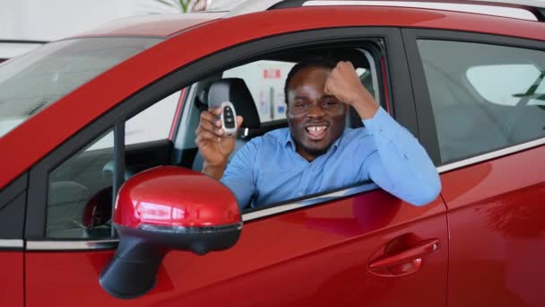 一个非裔美国人在汽车经销店里买了一辆新车 — 图库视频影像
