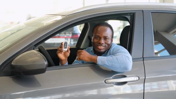 一个非裔美国人在汽车经销店里买了一辆新车 — 图库视频影像