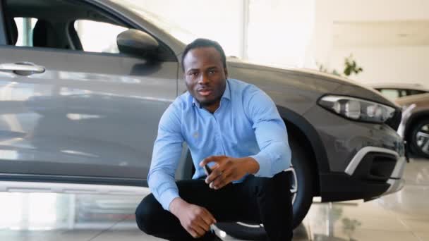 Hombre Afroamericano Compra Coche Nuevo Concesionario Automóviles — Vídeos de Stock