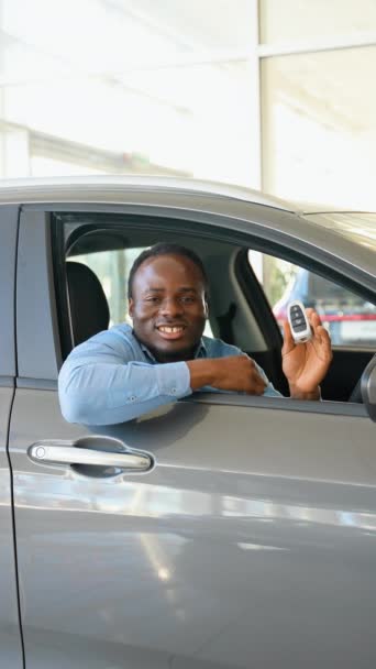 Szczęśliwy Afrykański Amerykanin Pokazujący Kluczyki Swojego Nowego Samochodu — Wideo stockowe
