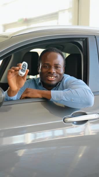 快乐的非洲裔美国人展示他新车的钥匙 — 图库视频影像