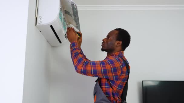 非裔美国男性技师在室内修理或清洗空调机 — 图库视频影像
