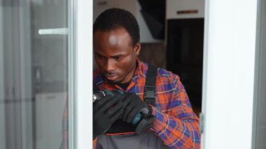 Afrika kökenli Amerikalı işçiler içeri PVC penceresi kuruyor