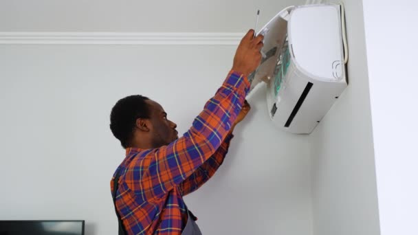 African American Technician Installing Air Conditioner Wall Home Hvac Services — Stock Video