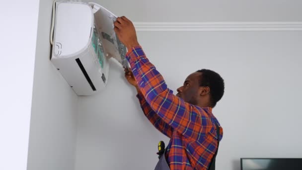 Männlicher Techniker Repariert Klimaanlage Mit Schraubenzieher — Stockvideo