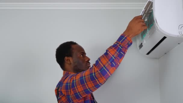 Techniker Einheitlichen Kontroll Und Reinigungsfiltern Der Klimaanlage Wartungsservice Für Klimaanlagen — Stockvideo