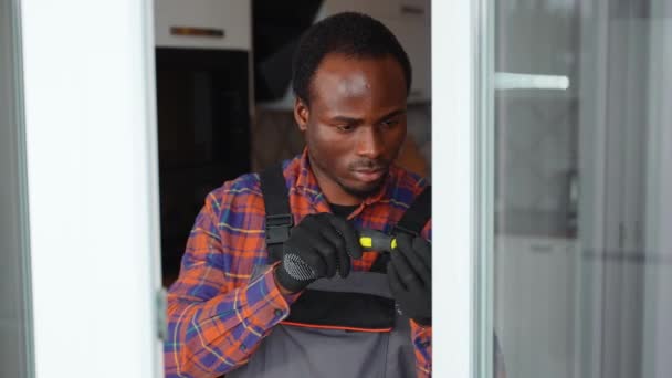 屋内ポリ塩化ビニールの窓を取付けるアフリカのアメリカの労働者 — ストック動画