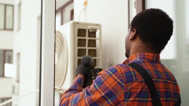 Afrikanisch Amerikanischer Techniker Repariert Klimaanlage Innenräumen — Stockvideo