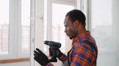 Afrika kökenli Amerikalı işçiler içeri PVC penceresi kuruyor