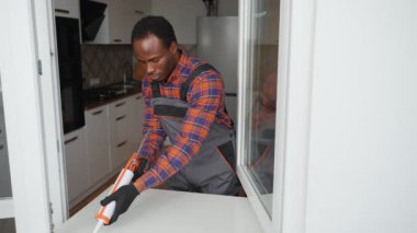 Afrika kökenli Amerikalı işçiler içeri PVC penceresi kuruyor