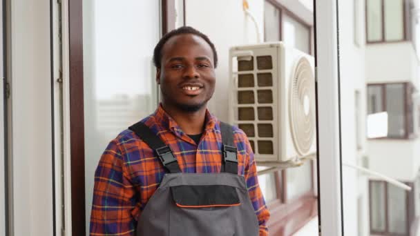 家用空调中配备螺丝刀的黑人男性技师的肖像 — 图库视频影像