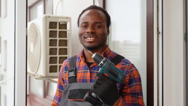 Retrato Técnico Masculino Negro Con Destornillador Balcón Cerca Acondicionador Aire — Vídeos de Stock