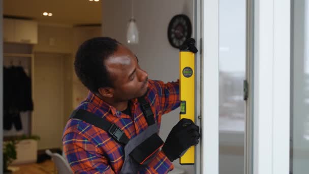 Африканский Американский Рабочий Устанавливает Помещении Окна Pvc — стоковое видео