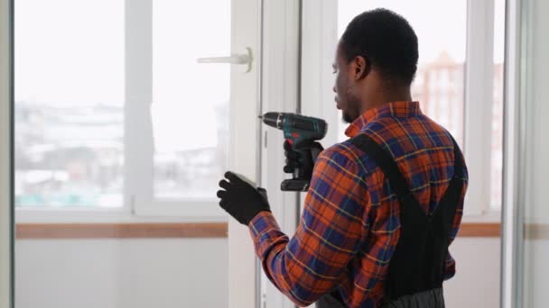 Trabajador Afroamericano Instalando Ventana Pvc Interiores — Vídeos de Stock