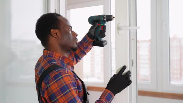 在室内安装Pvc窗口的非裔美国人工人 — 图库视频影像