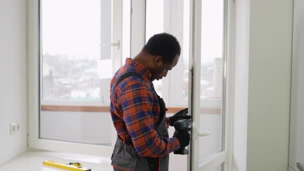 Afrykański Amerykański Pracownik Instalujący Okno Pvc Pomieszczeniach — Wideo stockowe
