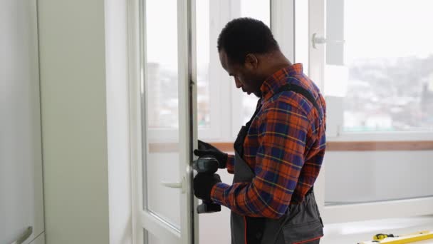 Afrikansk Amerikansk Arbetare Installera Pvc Fönster Inomhus — Stockvideo