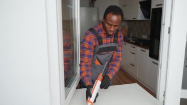 Afrika kökenli Amerikalı işçiler içeri PVC penceresi kuruyor