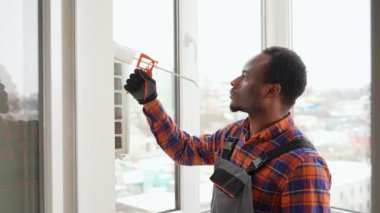 Afrika kökenli Amerikalı işçiler içeri PVC penceresi kuruyor