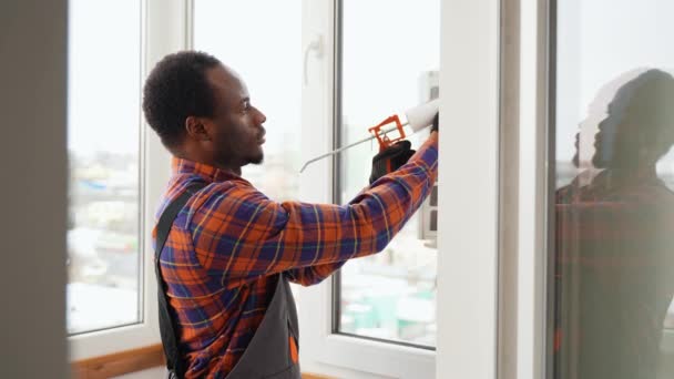 Afrikansk Amerikansk Arbetare Installera Pvc Fönster Inomhus — Stockvideo