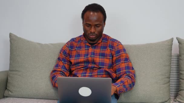 年轻的非洲裔美国人在家里工作时的软件开发人员编程代码 — 图库视频影像
