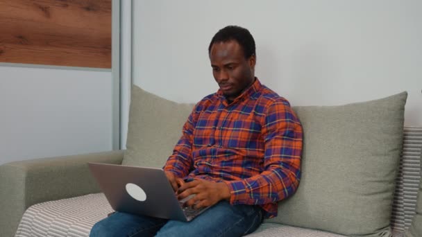 Афроамериканський Чоловік Розробник Програмного Забезпечення Коди Програмування Під Час Роботи — стокове відео