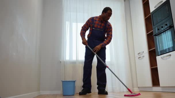 Zabawny Wesoły Profesjonalny Sprzątaczka Tańczy Mopem Podczas Mycia Podłogi — Wideo stockowe