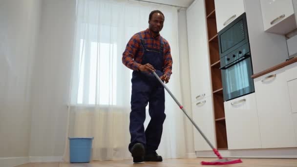 Lucu Hitam Ceria Profesional Bersih Menari Dengan Pel Sambil Mencuci — Stok Video
