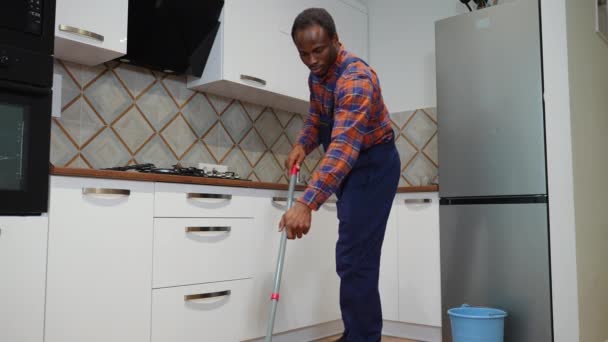 Sort Renere Aftørring Gulv Med Mop Køkkenet Værelse – Stock-video