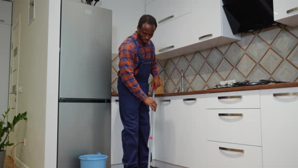 Africký Čistič Čističe Podlahy Mop Kuchyni Pokoj — Stock video