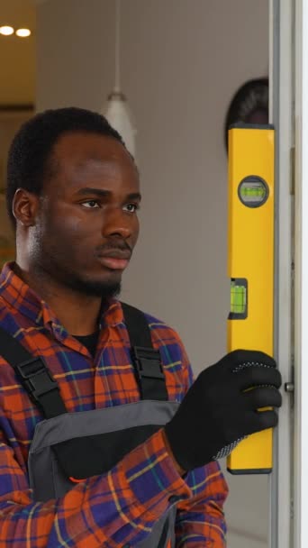 Afrikanisch Amerikanischer Fensterbauer Uniform Mit Nivelliergerät — Stockvideo