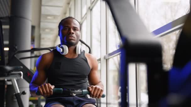 Spor Salonunda Afrikalı Amerikalı Formda Adam Eğitimi — Stok video