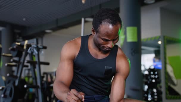 아프리카계 미국인 남자가 체육관에서 덤벨과 — 비디오