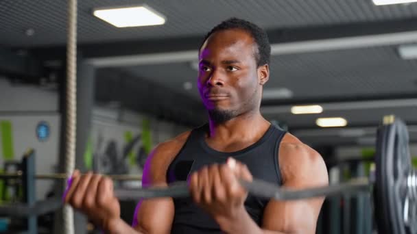 Der Athletische Afroamerikaner Trainiert Mit Der Langhantel Und Pumpt Dabei — Stockvideo