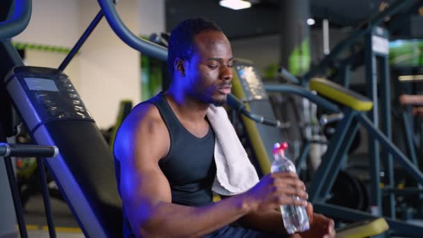 Hombre Deportivo Afroamericano Bebiendo Agua Gimnasio — Vídeo de stock