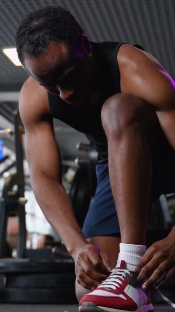 Африканський Американський Спортсмен Язує Свої Кросівки Крупним Планом — стокове відео