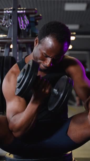 Africano Homem Formação Bíceps Músculos Com Halteres Ginásio Fitness — Vídeo de Stock