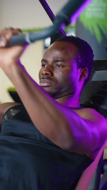 Exercices Thoraciques Bel Homme Musclé Qui Travaille Dur Gymnase Entraînement — Video