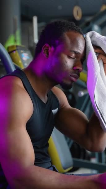 체육관에서 자신의 수건으로 스포츠웨어에 — 비디오